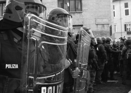 Trascinati e picchiati: scontri a Roma studenti-polizia